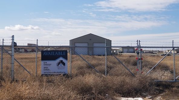 RJ Corman-5,000 SQ FT Shop On 10 Acres With Office Trailer : 6011 138th Ave NW, Williston, ND 58801